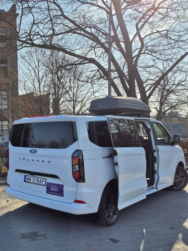 Ford Tourneo 2025 z boxem bagażowym przygotowany do wynajmu