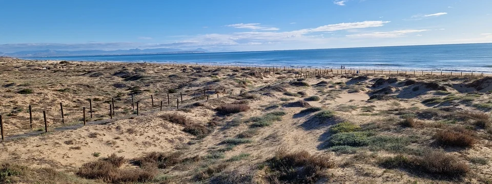 dojście przez wydmy do okolicznej plaży w Guardamar