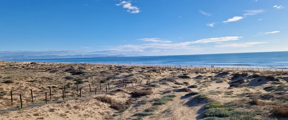 dojście przez wydmy do okolicznej plaży w Guardamar