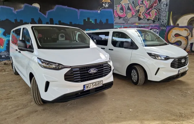 2 busy Agatexu klasy VIP w scenerii graffiti