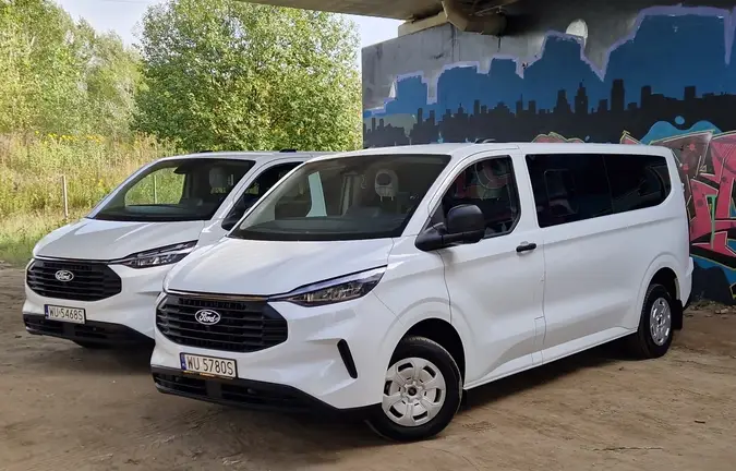 busy Agatexu: dwa fordy Tourneo Custom pod wiaduktem autostrady