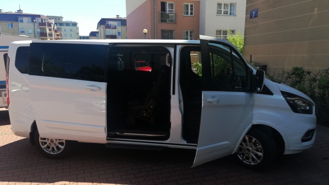 biały ford Tourneo klasy VIP