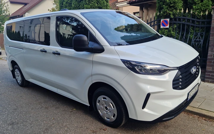 biały ford Transit Custom z floty wypożyczalni busów AGATEX