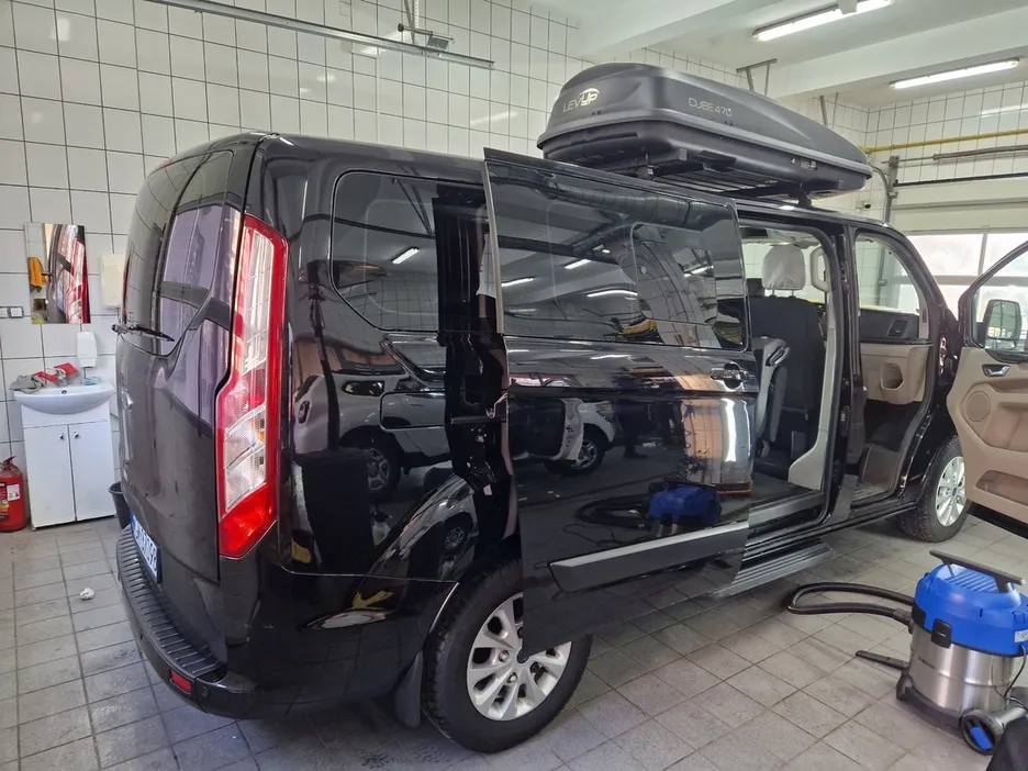 czarny ford Tourneo Custom na myjni