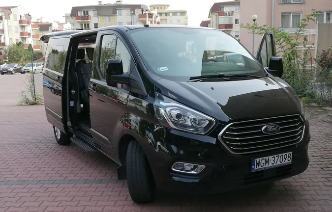 czarny ford Tourneo Custom, klasa VIP