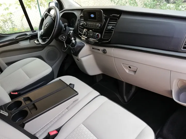 fotele pierwszego rzędu i kokpit w fordzie Tourneo Custom klasy VIP