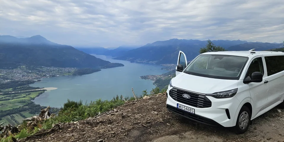 alpejska wspinaczka busem Agatexu nad polodowcowym, włoskim Jeziorem Como